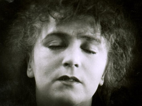 clara-wieth-pages-arrachees-au-livre-de-satan-carl-theodor-dreyer-1920