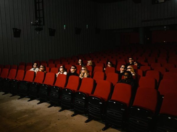 Le cinéphile regarde-t-il un film seul ou en groupe&nbsp;?